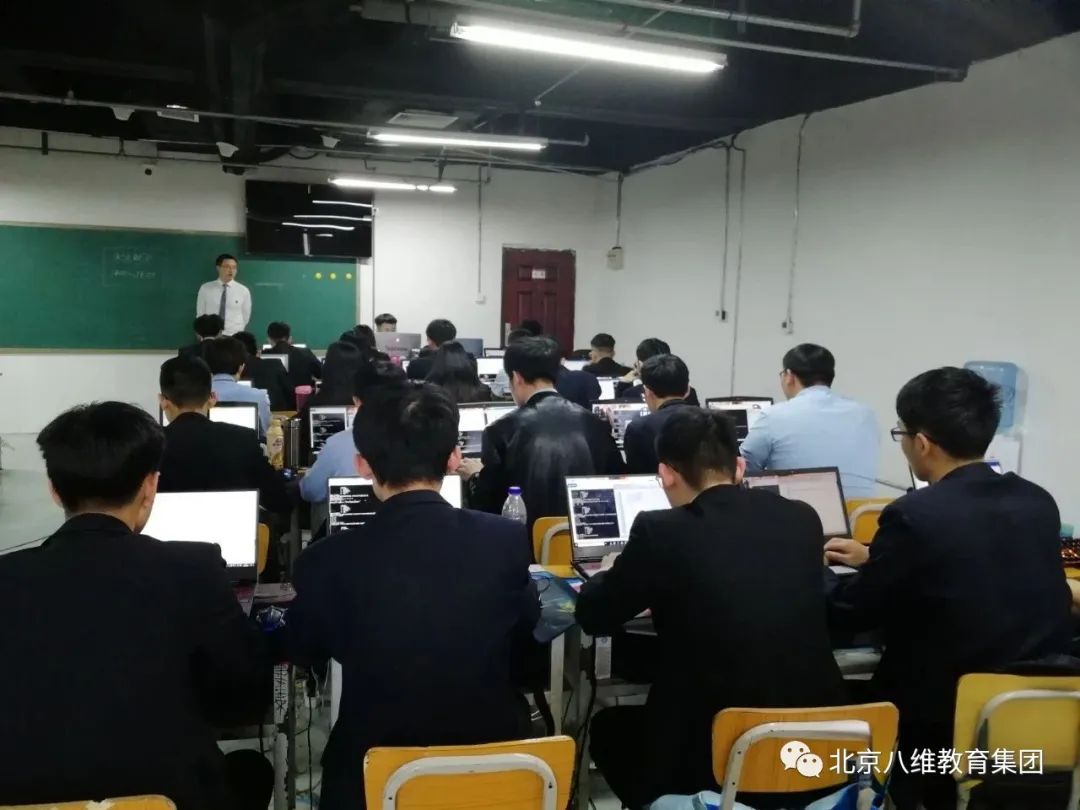 智慧物联时代，八维教育物联网专业助力学子优质就业与技术创新